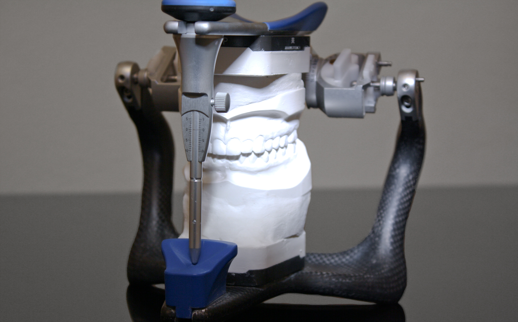 Artikulator zur Bestimmung der Kieferrelation Artikulator zur Bestimmung der Kieferrelation