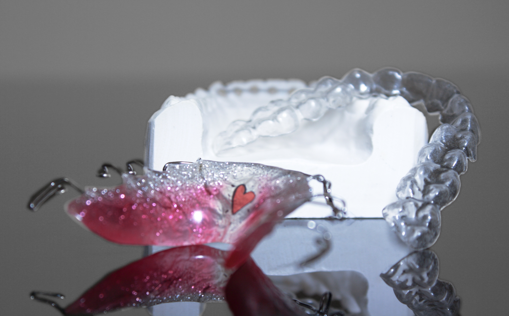 Herausnehmbare Retentionsgeräte: Plattenapparatur, Essix-Schiene Herausnehmbare Retentionsgeräte: Plattenapparatur, Essix-Schiene